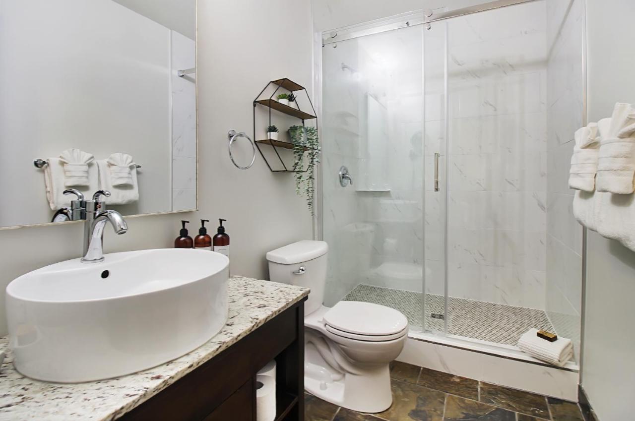 Outstanding Mountain Condo Waterslide And Hot Tub Managed By Little Sister Getaways Canmore Quarto foto